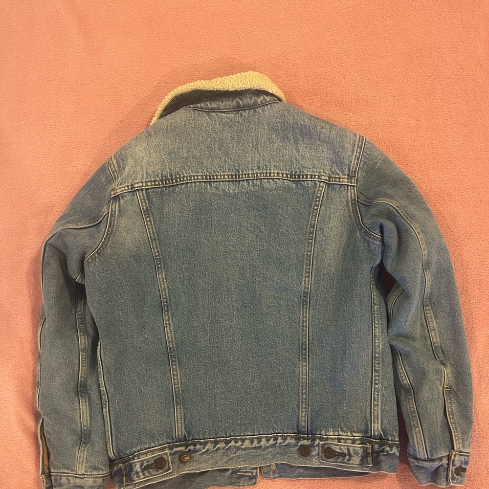 Levi’s Denim Jacket with Sherpa Lining - Picture 3 of 4